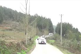 山区农村婚庆实拍 迎亲车队翻山越岭 一首轻快的音乐：山村迎亲视频封面
