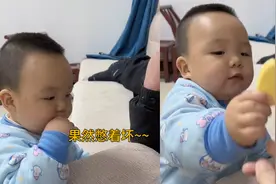 9月宝宝静悄悄窝在沙发角落，妈妈扒开一看笑翻：怎么还偷偷地视频封面