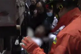 河南周口一电动车夜间追尾大货车，电动车司机下身被卡，伤势严重视频封面