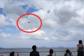 厦门天空传来巨响，小伙连忙拿出手机，拍下精彩瞬间视频封面
