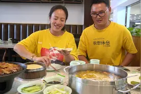 小妹做产检最怕饿肚子，二娃贴心给她买了面包，这就是简单的幸福视频封面