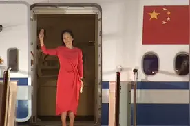 太浪漫!孟晚舟丈夫机场踮脚大喊我爱你，曾抵押豪宅为妻交保释金视频封面