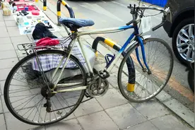 沈阳一个地摊市场，要价70元的自行车，40元就被人买走了，好便宜视频封面