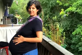 双胞胎孕妈分享自己孕肚变化过程，孕后期这肚子大的真是叹为观止视频封面