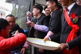 贵州布依族结婚风俗，每人要喝一杯拦路酒视频封面
