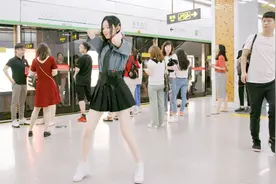 抖音爆红21岁舞蹈女孩，地铁站里再次大显身手，挑战星爵专属BGM视频封面
