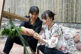 尝了很多种口味的粽子，还是喜欢四川传统的稻草灰碱水粽百吃不腻视频封面