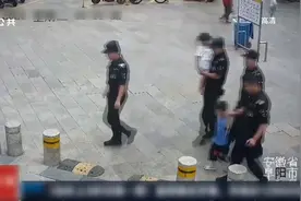 太和：小朋友偷偷溜上街玩耍，幸亏遇上了暖心警察叔叔视频封面