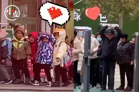 爷爷接幼儿园孙女放学 俩人隔空“比心”暖化网友视频封面