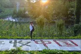 农村无臂小伙靠双脚劳动#一起拼出丰收中国，来和他#丰年庆丰收视频封面