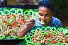 在森林里做饭是什么体验？苦瓜炒肉、鸡蛋拌蔬菜，太赞了！视频封面