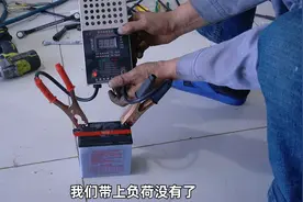 摩托车电池隔夜没电！一瓶开水就能修复，修车师傅闭口不谈的方法视频封面