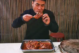 山哥用地锅做麻辣大鸭腿，一人吃四个大鸭腿又麻又辣真是过瘾。视频封面