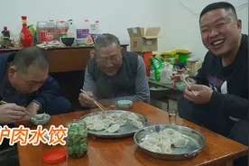 老妈酱了五斤驴肉大葱馅儿，今天吃个驴肉馅儿饺子，堂哥吃冒汗了视频封面