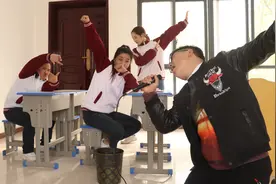 学生想去KTV唱歌，老师推荐一首嗨爆全场的歌，太嗨了！视频封面