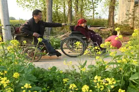 阜阳男子瘫痪30年，照顾残疾母亲8年：用我的双手，当娘的双腿视频封面