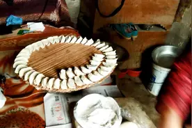 我是河北农村的，逢年过节我们的标配就是吃饺子，韭菜鸡蛋馅的视频封面