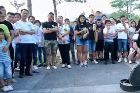 真功夫！失明小伙街头摆摊卖艺，这曲二胡堪称经典之作！视频封面