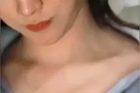 女大学生受到环境影响，慢慢学坏，游走在几个男人之间视频封面