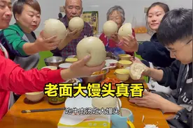 东北大妈做辣白菜简单又好吃，老爸做牛肉汤，比脸大的馒头吃过瘾视频封面