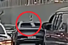 2男子在上海中环道路上互相别车并互扔矿泉水瓶，警方：行拘视频封面