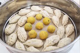 爱吃蒸饺试试这样做，1种馅料，2种不同的做法，简单快速，超好吃视频封面