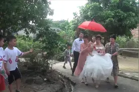 广东一帅哥结婚，新娘不顾父母反对嫁给他，家徒四壁，不知图的啥视频封面