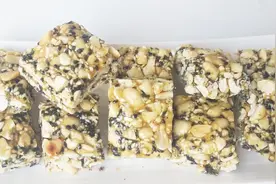 想吃花生芝麻糖不用买，在家就可以自己做，香甜酥脆，做法简单视频封面