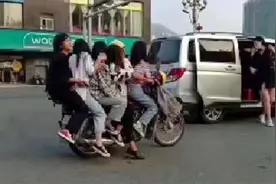 人生巅峰！交警蹲点抓获驾驶摩托车超载5名女子男子 记二十六分视频封面