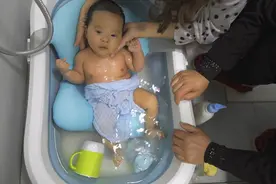 给57天的婴儿洗澡，宝妈做了以下4点，宝宝全程表现开心视频封面