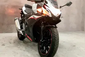 豪爵铃木250摩托，售26680元，配ABS，双缸引擎，听听声浪如何？视频封面