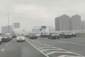 感动！江苏消防车队逆行前往增援现场，郑州私家车集体停车让行视频封面