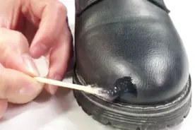 皮鞋蹭破皮不用怕！鞋店老板教我修复绝招，皮鞋比新买的还亮视频封面