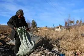 拾荒老人捡到7斤金疙瘩，将其熔掉卖出，专家称：亏了3个亿视频封面
