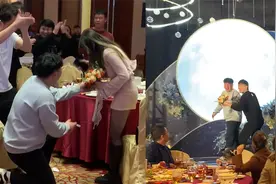 婚礼上男子接到兄弟抢来的捧花，奔向女友跪地求婚，女友颜值亮了视频封面