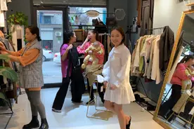 晨晨的闺蜜不但漂亮身材更加分，光腿穿小白裙，又清纯又精致可爱视频封面