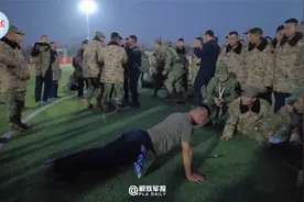 硬实力！陆军战士142分钟做2111个俯卧撑视频封面