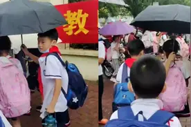 男孩只顾给女孩打伞，母亲身后呼叫也不搭理笑翻网友：不愁找媳妇视频封面