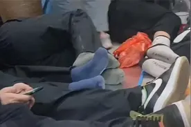 女子爬黄山遇30余人厕所过夜，黄山管委会：公共场所不允许过夜视频封面