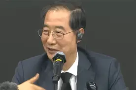 韩国总理主持踩踏事故记者会不时露笑、开玩笑，引众怒后道歉视频封面
