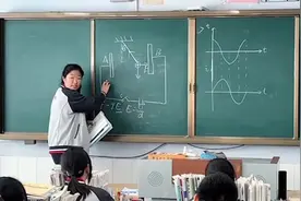 高三女生课堂上讲解物理题气势满满，老师：自己都有压迫感了视频封面