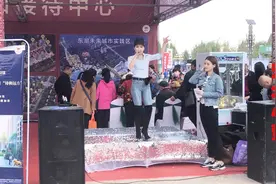 穿过膝长靴的美女，现场演唱《爱要坦荡荡》，太好听了视频封面