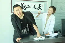 男子打针不料遇上个近视眼女医生，打针过程太有才了，全程爆笑视频封面