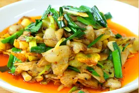 川菜师傅教你经典回锅肉，加上豆腐一起做，吃起来是又香又下饭视频封面