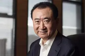 王健林带年薪100万的漂亮女秘书参加饭局，第二天女秘书升为副总视频封面