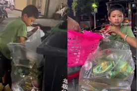 男孩凌晨1点街头捡废品，头上汗珠让人心疼，知情人一言催人泪下视频封面