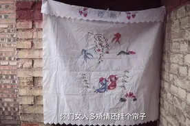 小学生胡乱涂鸦，女子走进男厕，被壮汉臭骂，还是女人矫情好啊视频封面