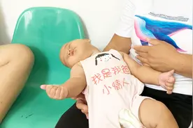 妈妈抱宝宝打预防针，孩子不但没哭，反而呼呼大睡，睡姿还很奇葩视频封面