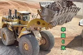 巨型铲车最高可举6.2米，几铲就装自卸车，高清拍摄视频封面
