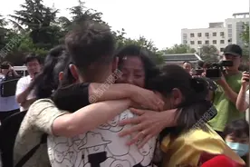 2岁男孩被拐27年，父母认亲哭到失声，“想你想的好苦”！视频封面